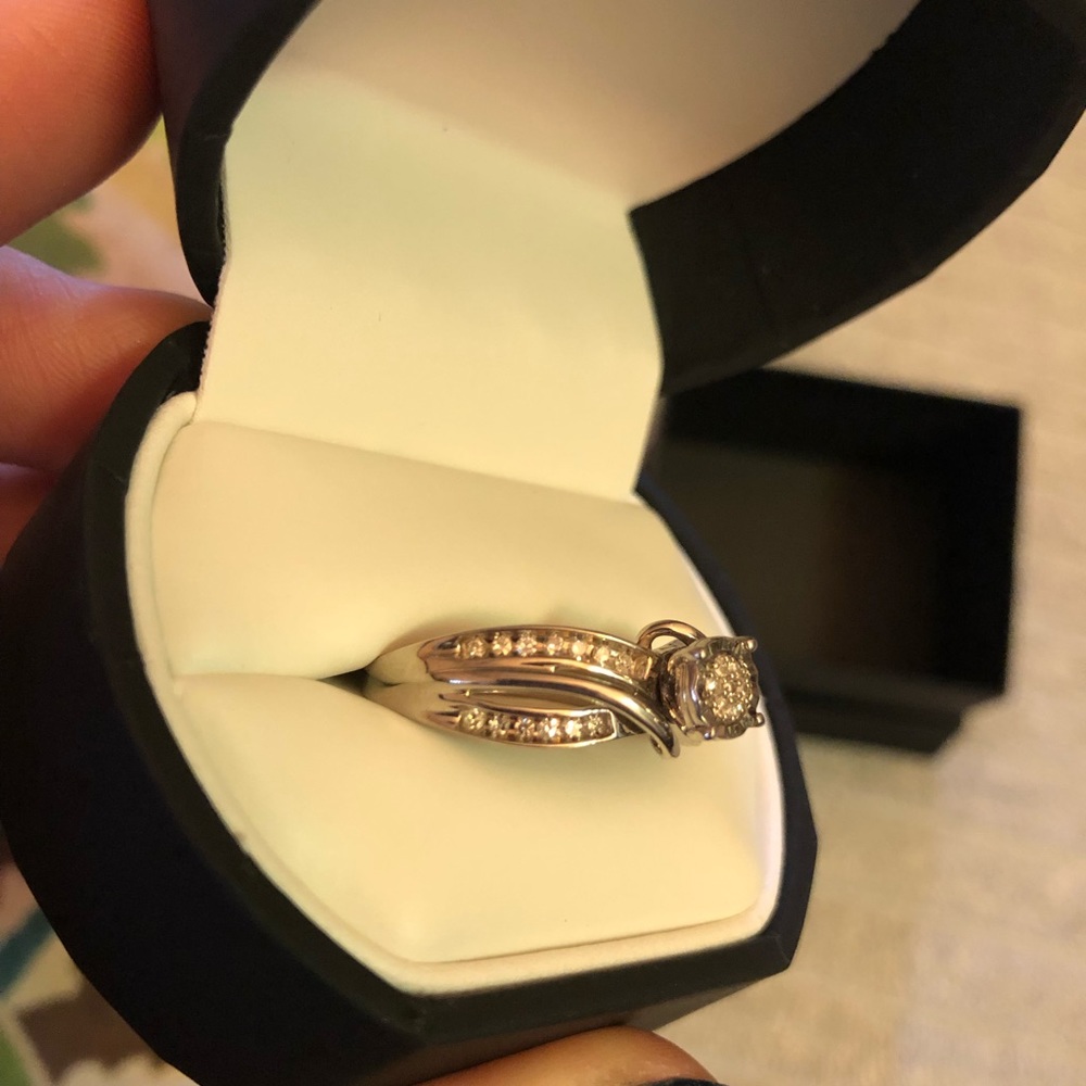 New 1/4 Carrot Diamond Ring Amazing white gold - Picture 2 of 5